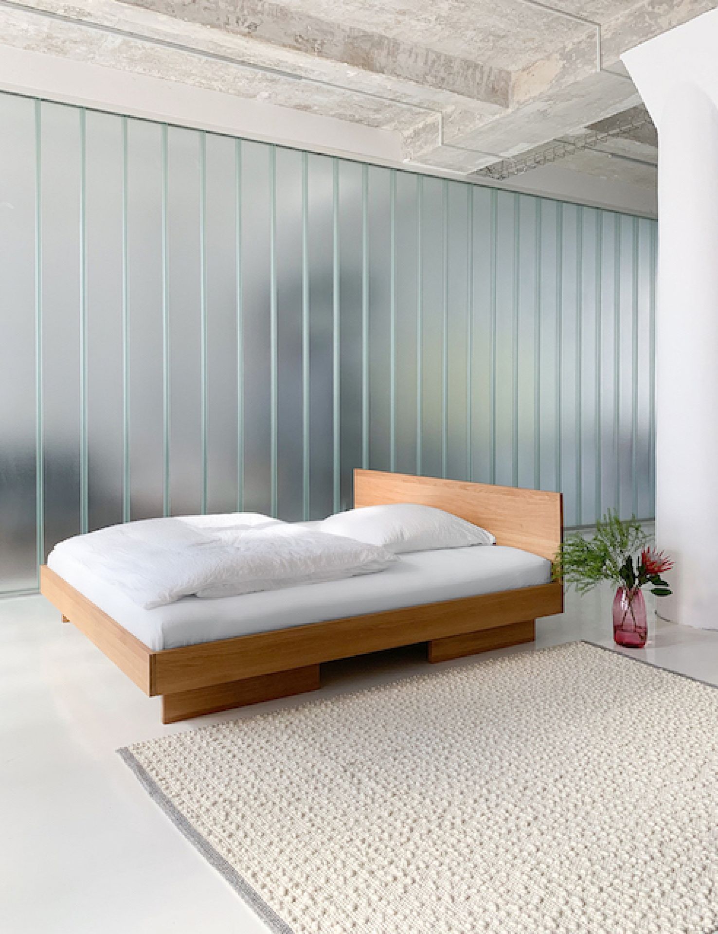 ZIANS Bett Large mit hellem Holzrahmen und geteilten Beinen, minimalistisches Design für modernes Schlafzimmer.