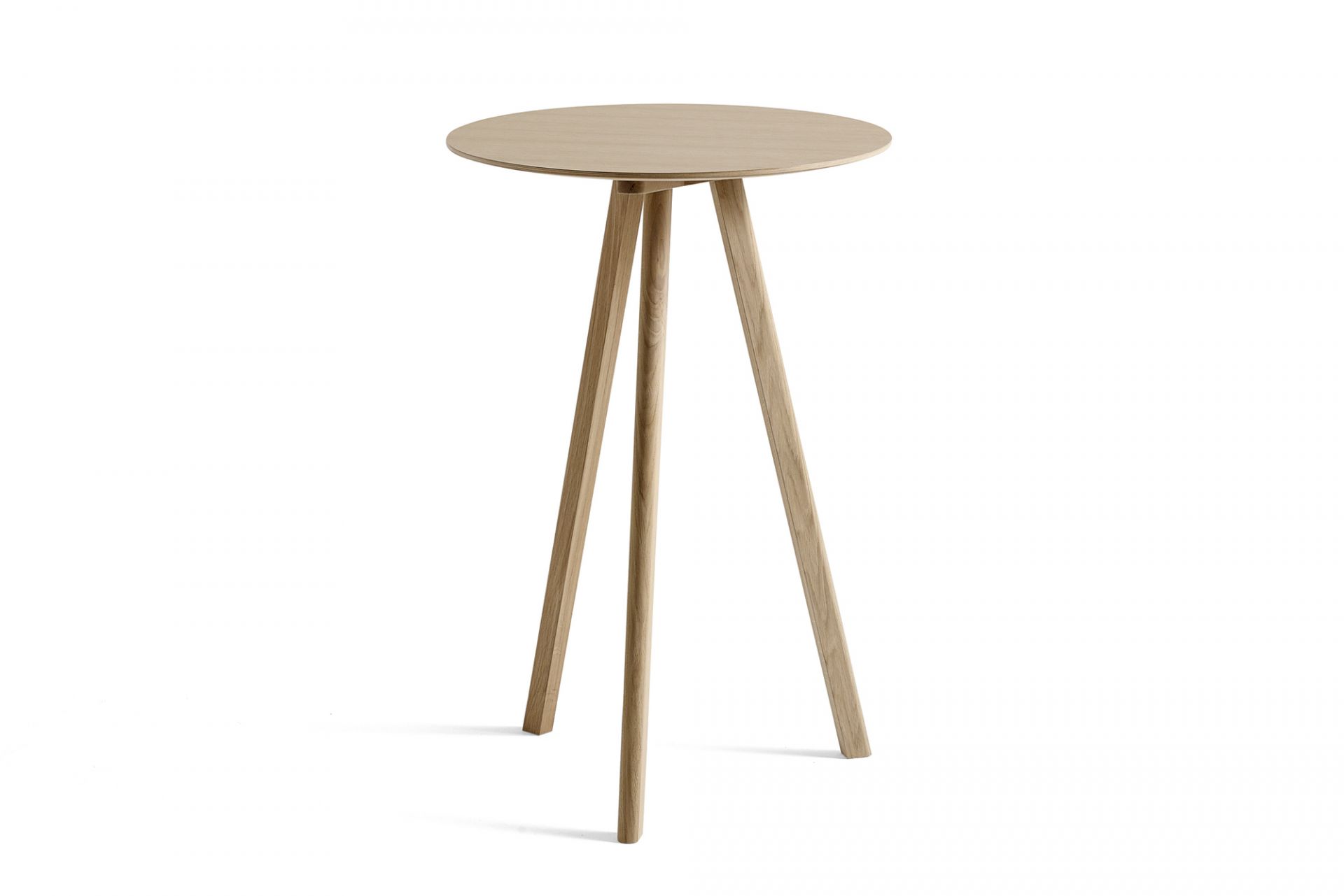 Hay Copenhague Stehtisch CPH 20 aus hellem Holz mit runder Tischplatte und drei Beinen.