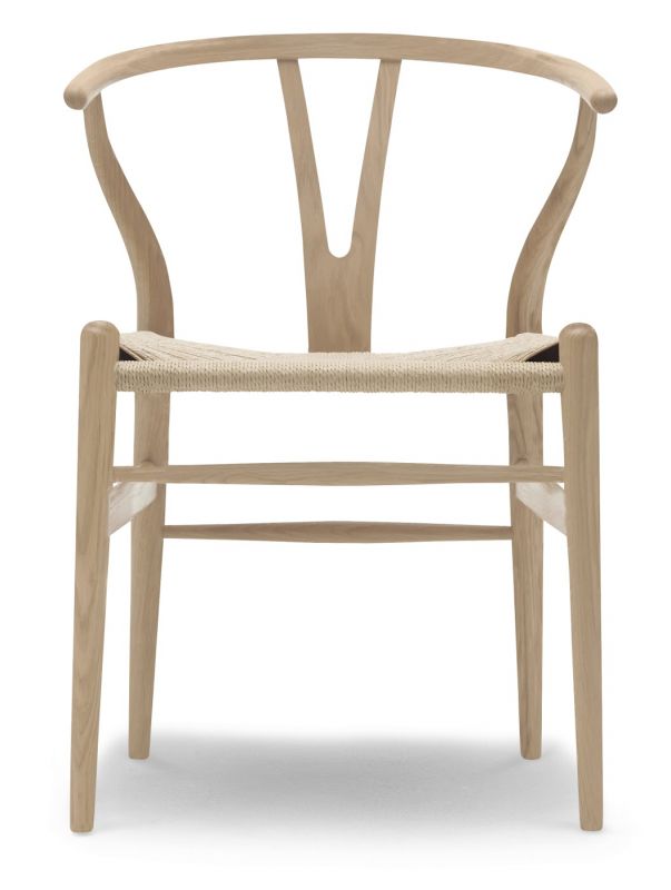 CH24 Wishbone Chair: Stuhl aus Eiche mit Weißöl-Finish und geflochtener Sitzfläche.
