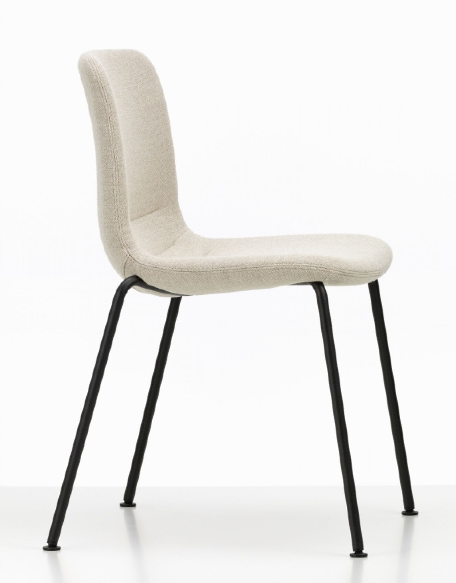 Vitra Hal Stuhl, stapelbar, mit beigem Stoffbezug und schwarzem Stahlgestell.