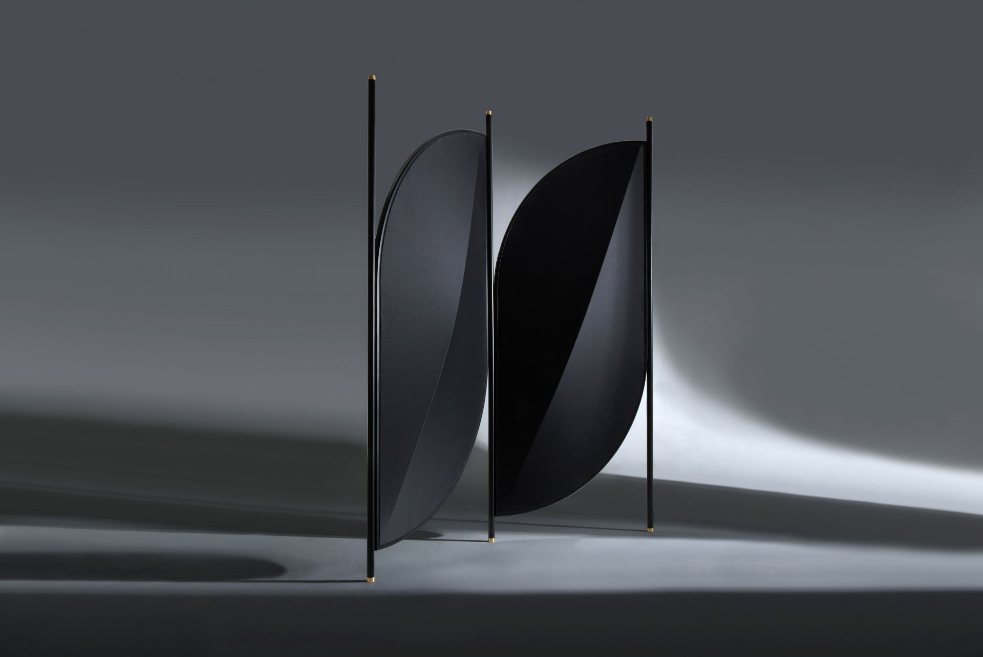 Schwarzer Feng Paravent von Wiener GTV Design mit zwei halbmondförmigen Elementen und filigranem Gestell.