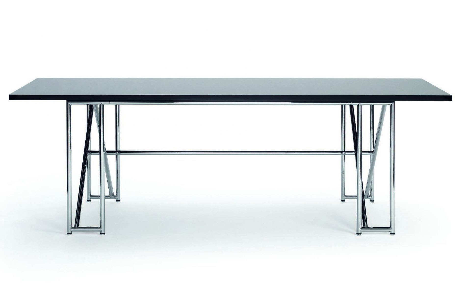Double X Tisch von ClassiCon: Moderner Esstisch mit schwarzer Tischplatte und verchromtem Stahlgestell.