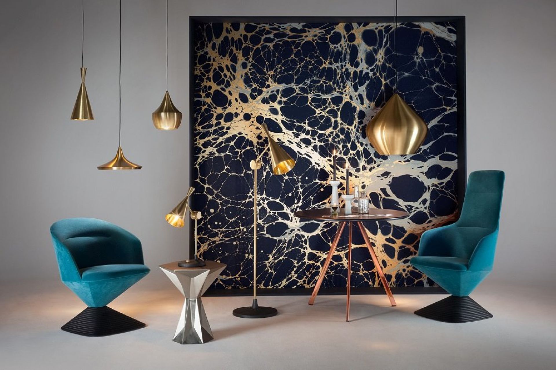 Tom Dixon Beat Pendelleuchten: Messingfarbene Hängelampen in modernem Wohnzimmer-Interieur, stimmungsvolle Beleuchtung.