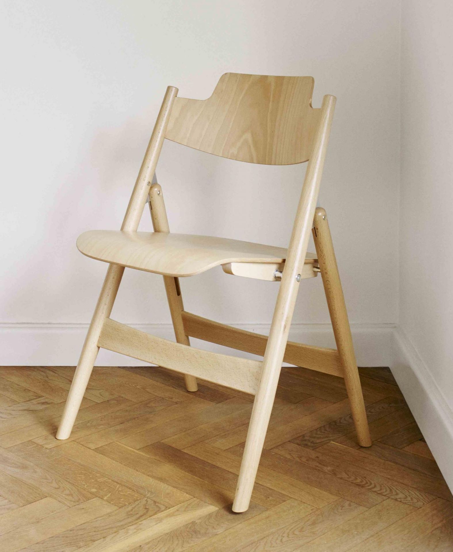 SE 18 Klappstuhl von Wilde+Spieth aus hellem Holz, minimalistisches Design für Esszimmer und Wohnbereich.
