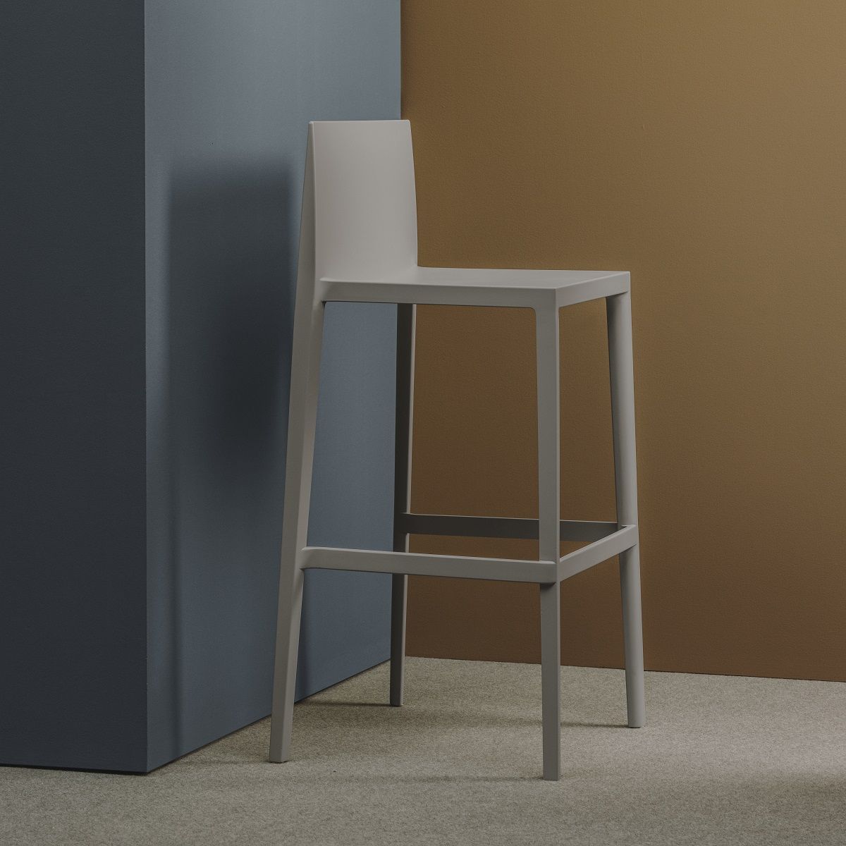 Sail BQ1250 Barhocker von Andreu World, grauer Design-Barstuhl mit Rückenlehne für moderne Küchen oder Bars.