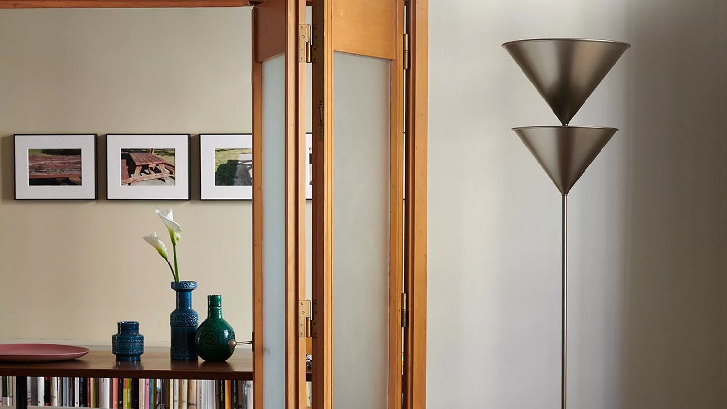 Pascal Stehleuchte von Oluce: Moderne Stehlampe mit zwei konischen Lampenschirmen im Wohnraum.