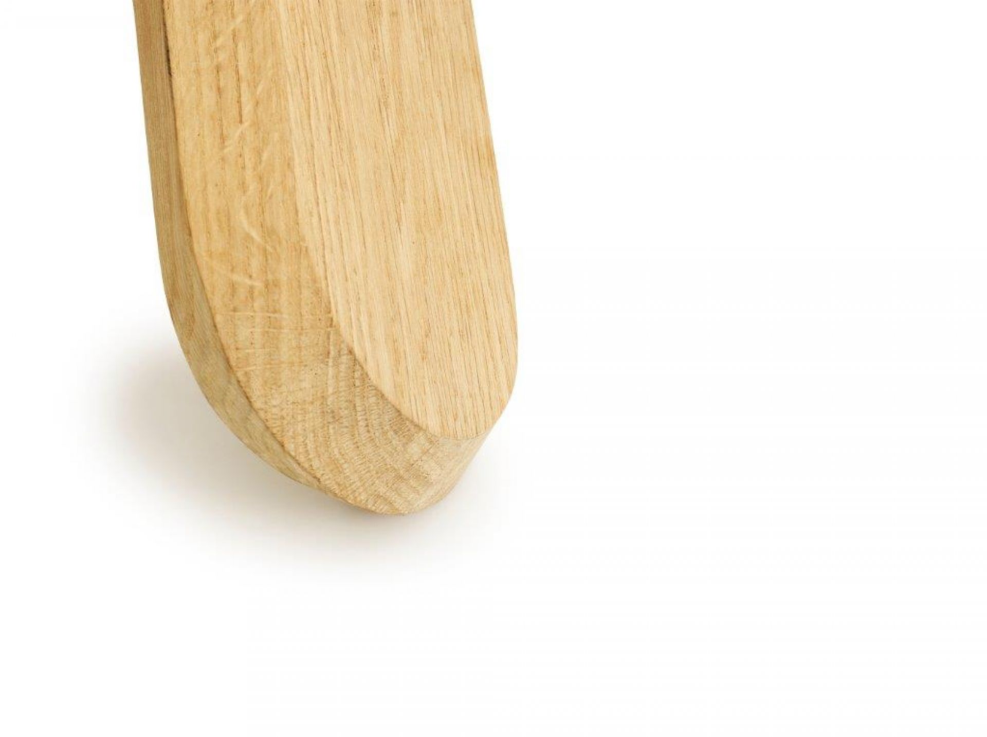 Detailaufnahme vom Bein des Normann Copenhagen Ding Table Tisches aus hellem Eichenholz.