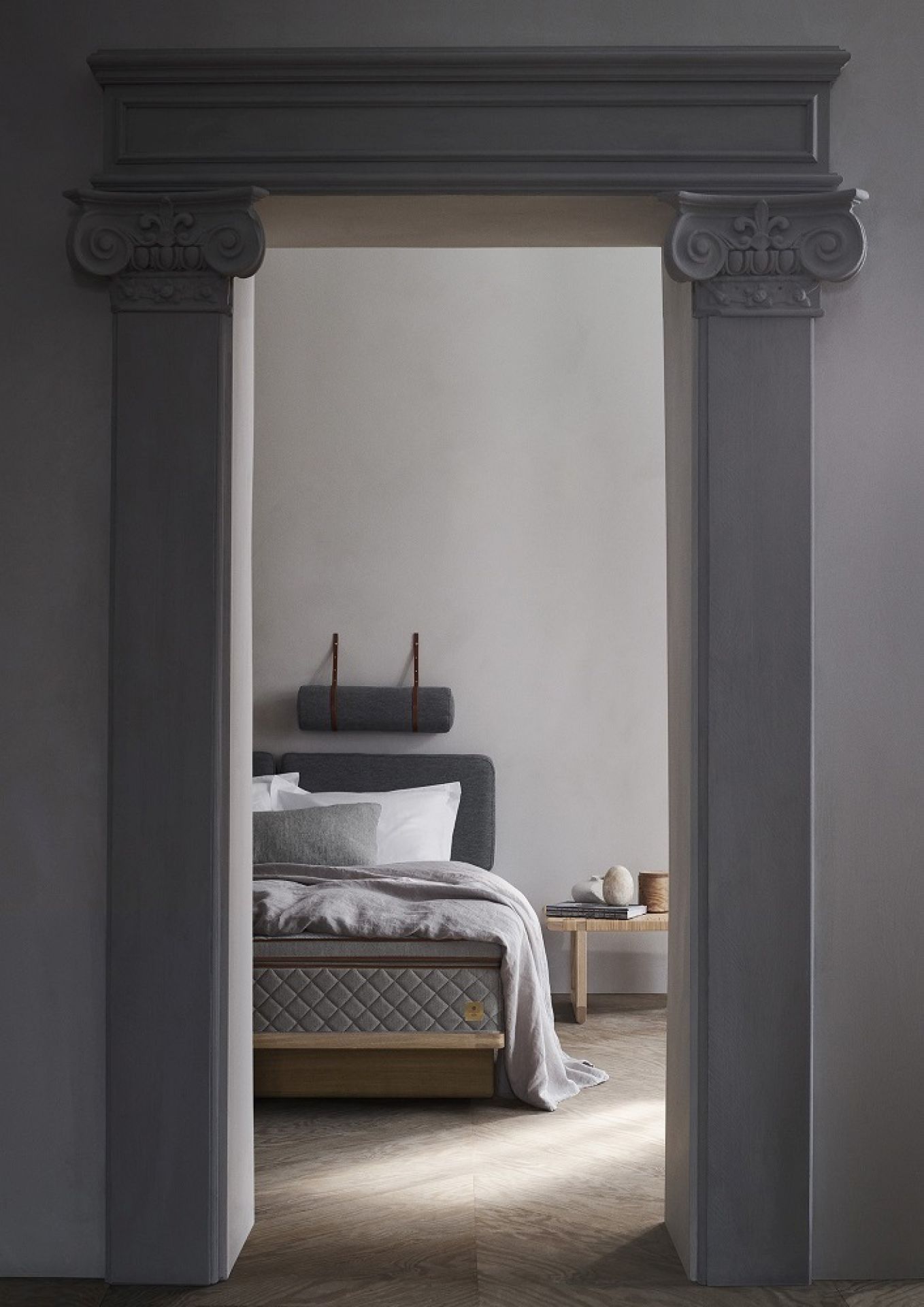 BM0488S Borge Mogensen Liege von Carl Hansen, minimalistisches Schlafzimmer Design mit Holzbett und Textilien.