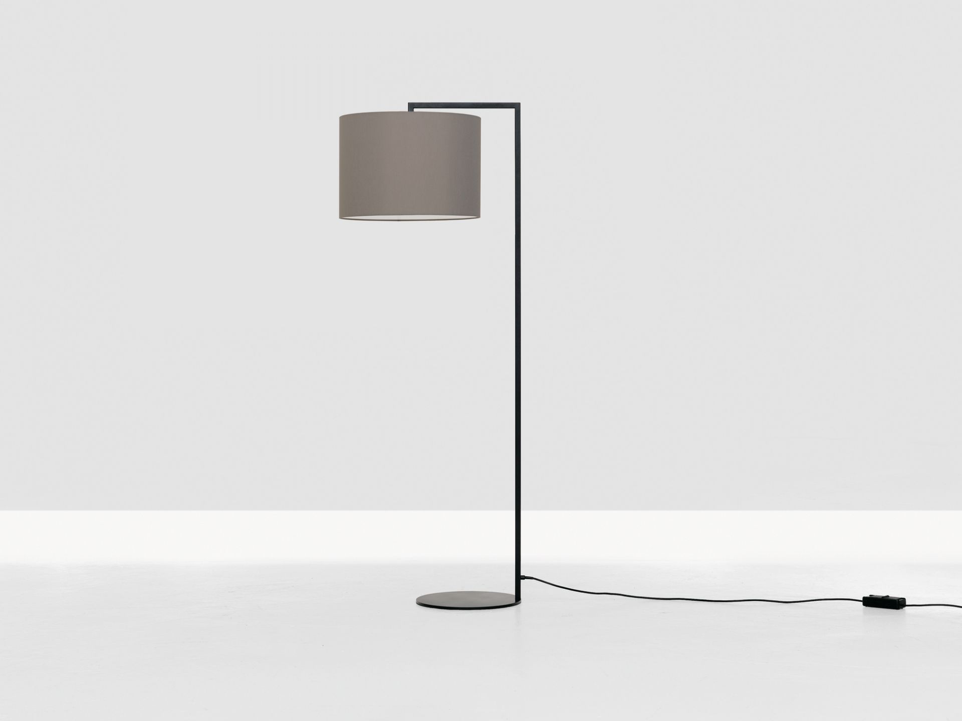 Read Noon Stehleuchte in Warmgrau: Moderne Stehlampe mit zylindrischem Lampenschirm für Wohnzimmer.