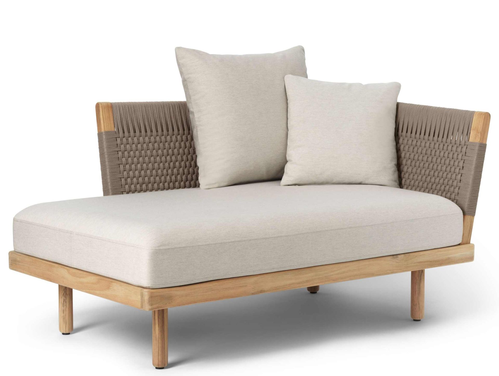 E541 Embrace Outdoor Sofa Modul von Carl Hansen mit hellen Kissen und Holzrahmen.