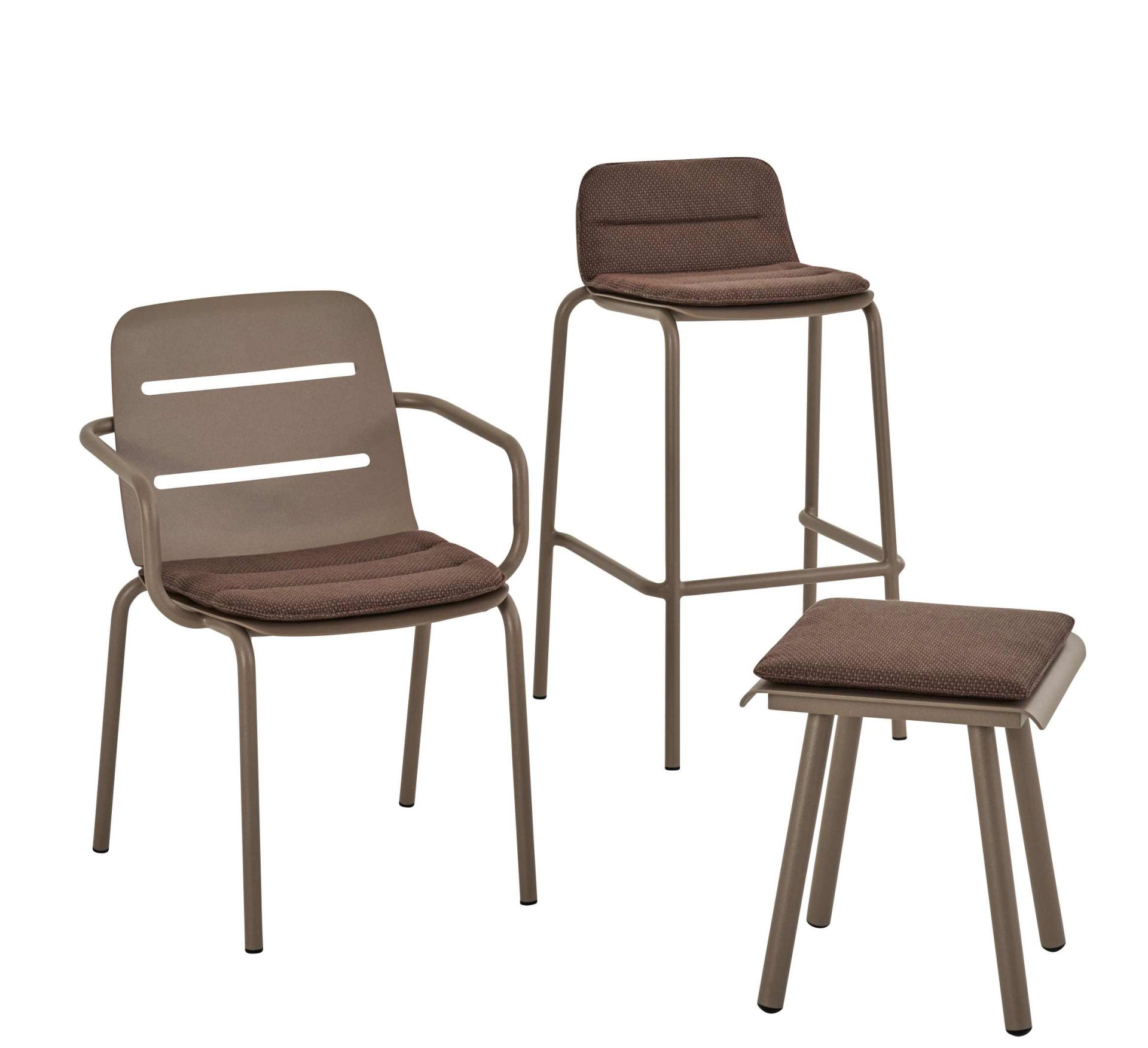 Weishäupl Vapio Outdoor Möbelset: Stuhl mit Armlehne, Barhocker und Hocker in Braun mit Stoffbezug.