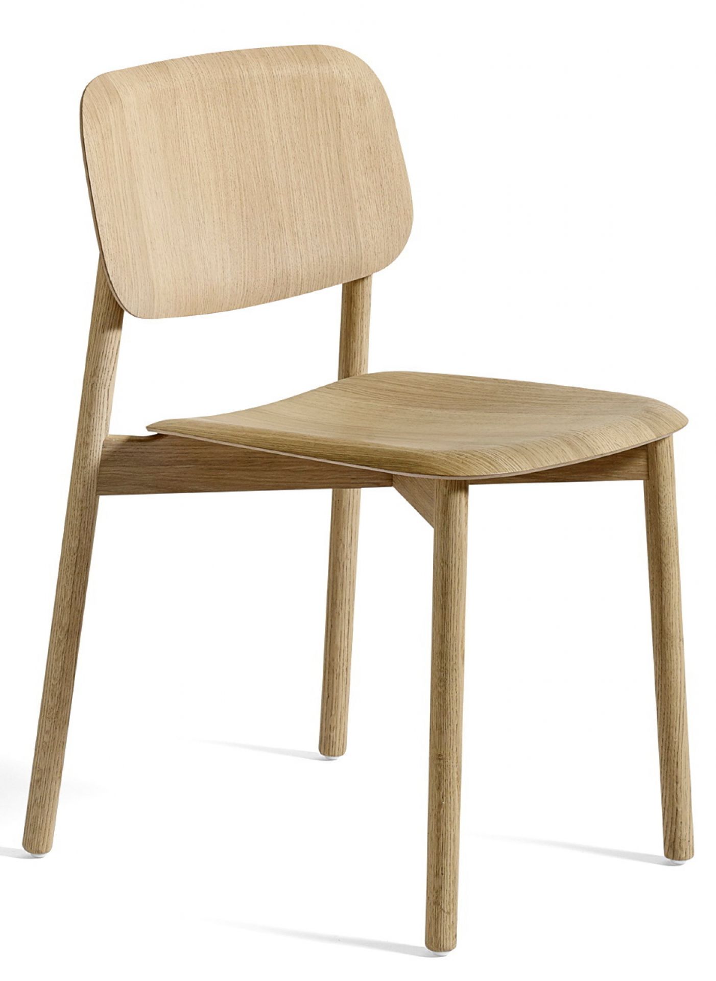 Heller Holzstuhl, Soft Edge Stuhl von Hay, minimalistisches Design für Esszimmer und Wohnbereich.
