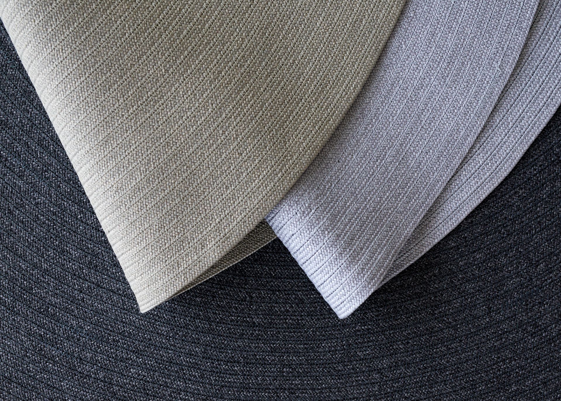 Detailaufnahme des Cane-Line Outdoor Teppichs in Taupe, der eine feine Textur und hochwertige Verarbeitung zeigt.