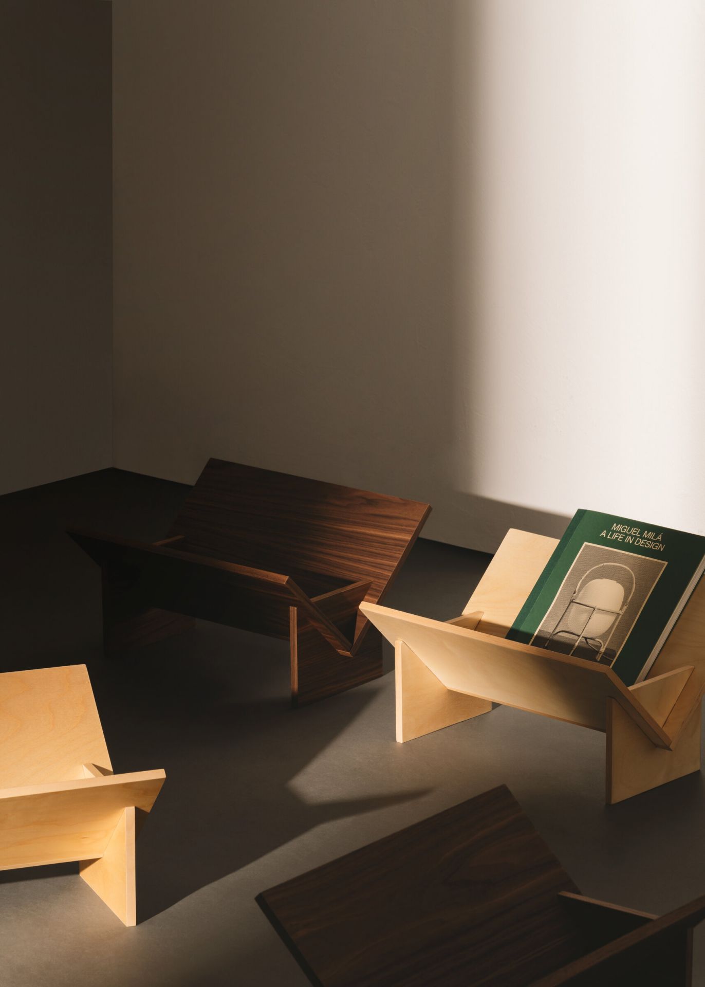 Oakland Bücherhalter aus Birke von Santa & Cole, modernes Design für Bücher und Zeitschriften.