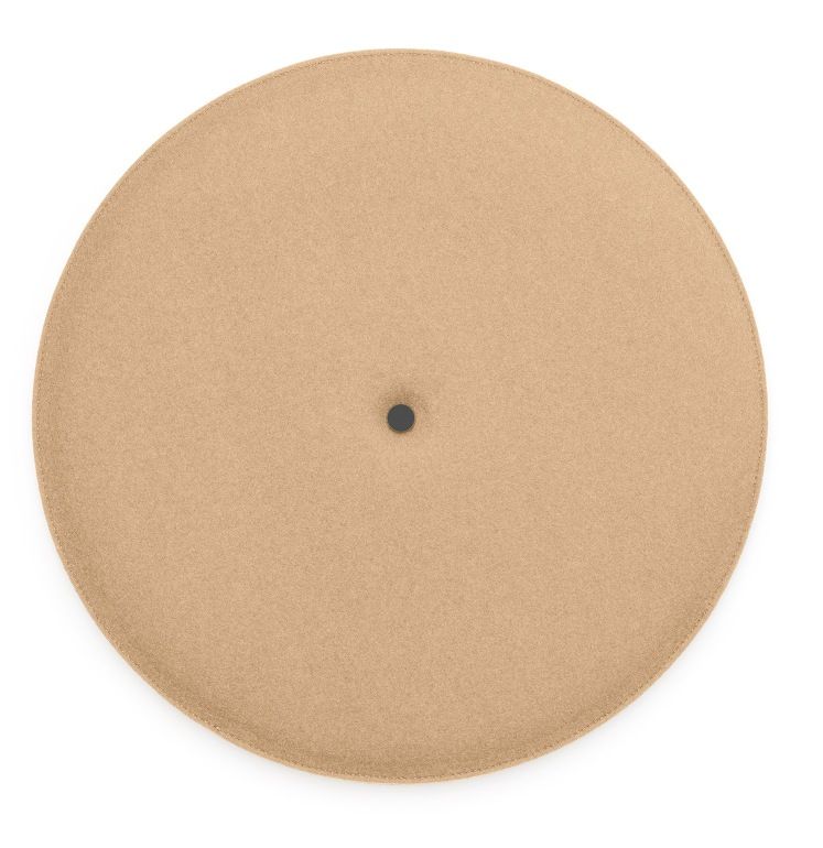 Beige, runder HEY-SIGN Akustik Spot Wandabsorber aus Filz mit Knopf in der Mitte.
