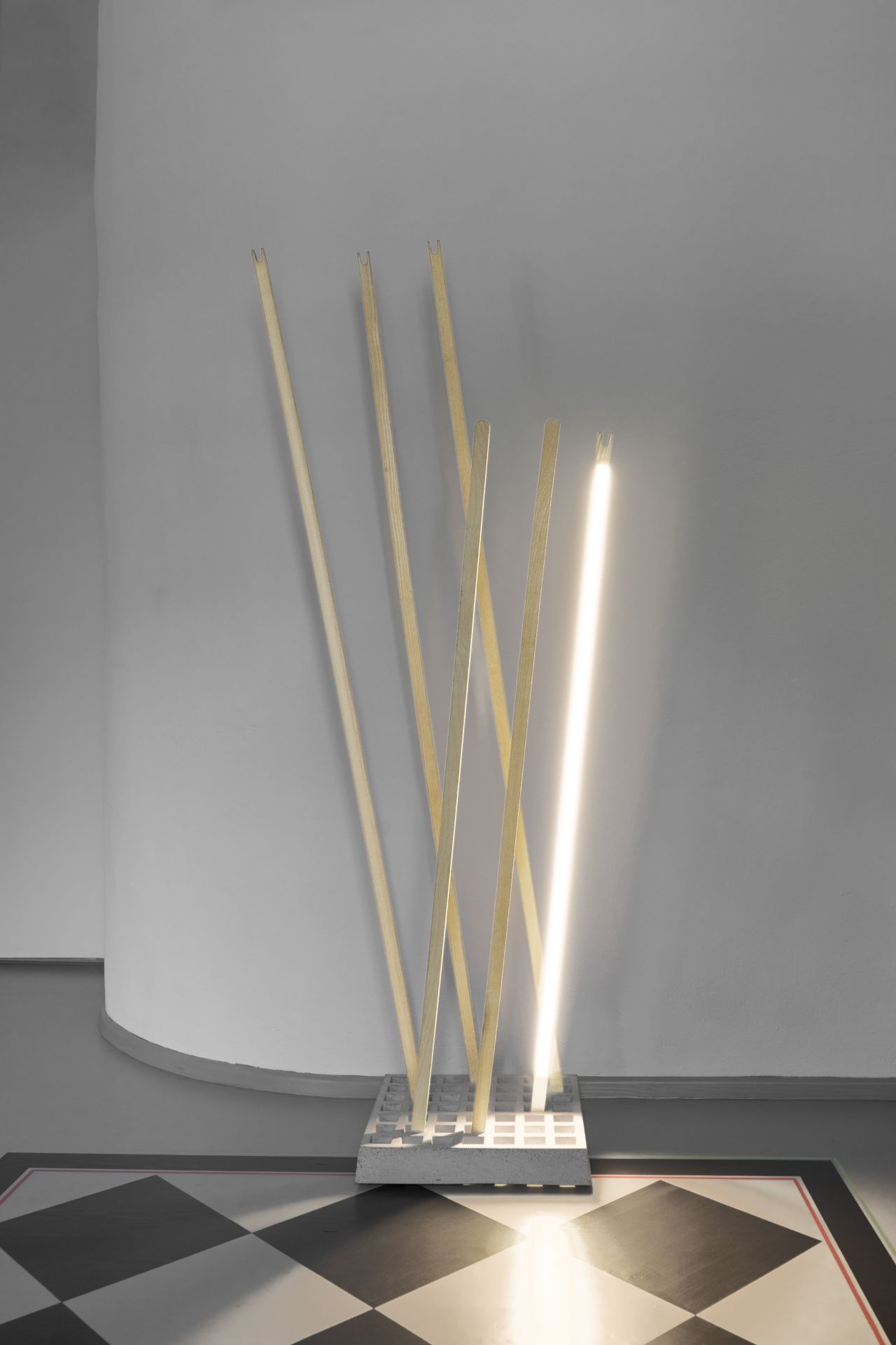 Nils Holger Moormann Pin Light Leuchte und Pin Coat Garderobe aus Holz und Beton.
