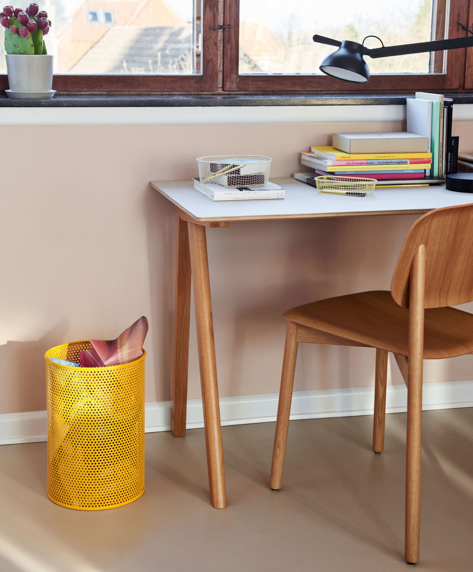 Nahaufnahme eines Soft Edge 60 Stuhls von Hay aus Holz, kombiniert mit einem Schreibtisch und gelbem Papierkorb.
