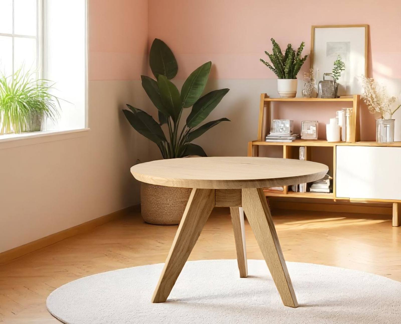 Couchtisch "Cena Couch Couchtisch Zeitraum" aus hellem Holz im modernen Wohnzimmer mit Pflanzen und Dekoration.