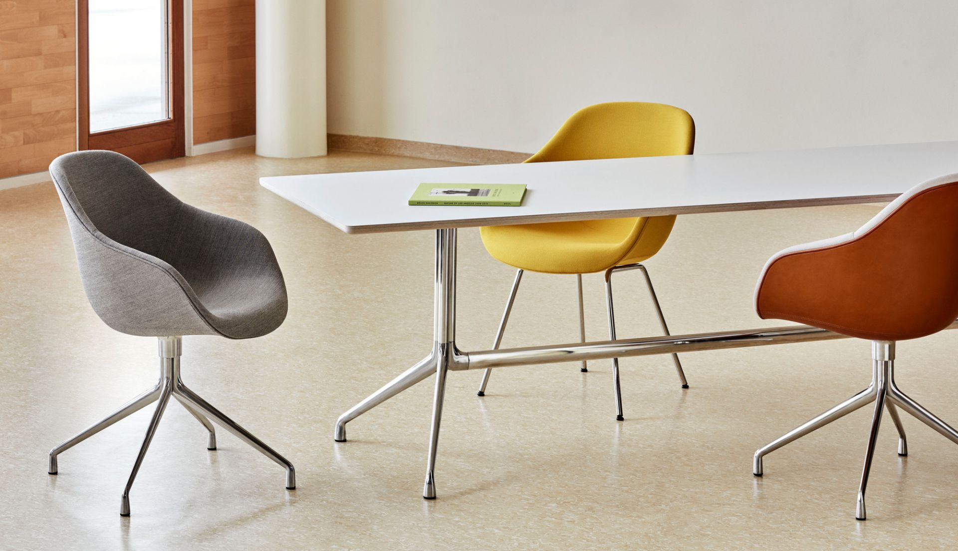 Hay About a Chair AAC121 Soft Duo Stühle in Grau, Gelb und Orange an weißem Tisch.
