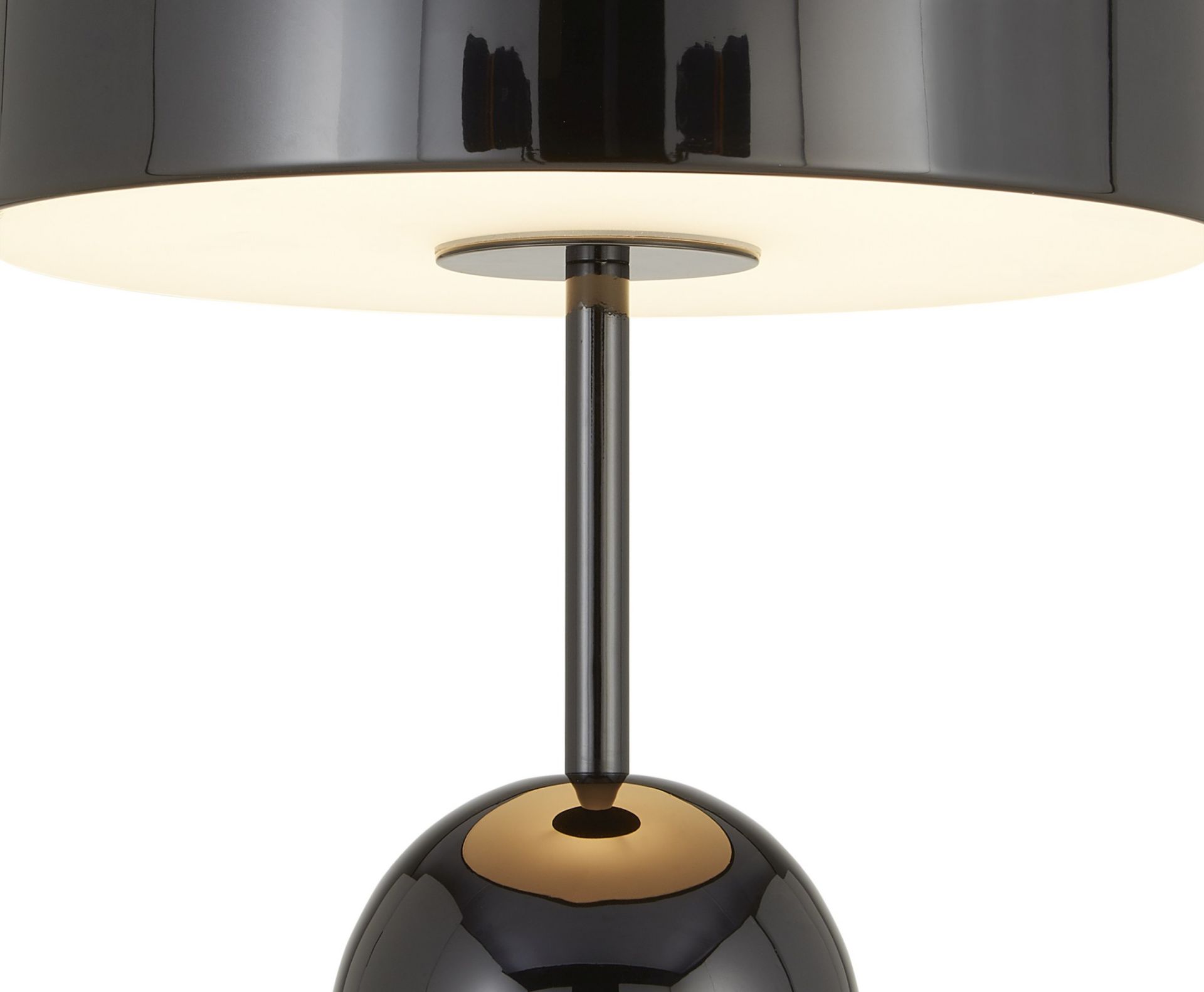 Detailaufnahme der schwarzen Tom Dixon Bell Tischleuchte LED mit warmem Lichtschein.