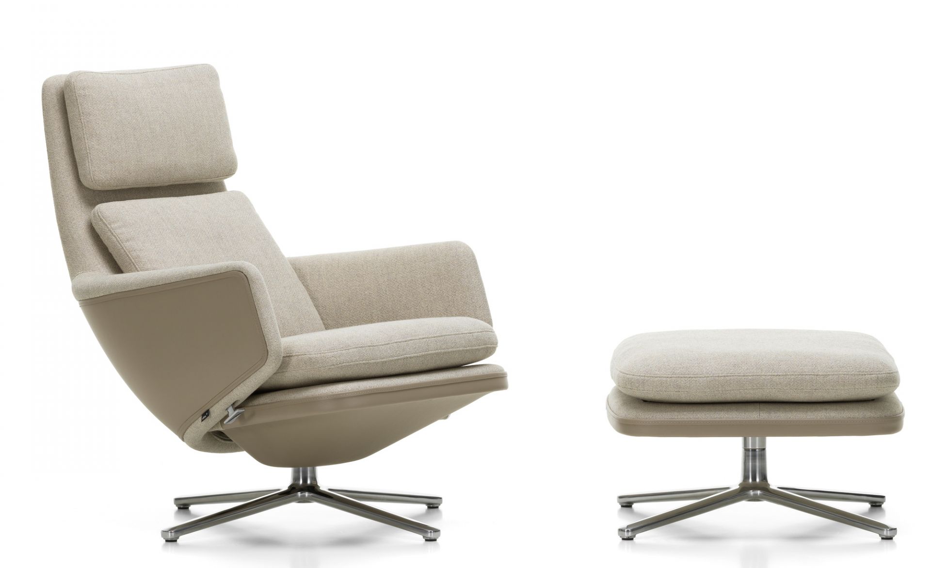 Vitra Grand Relax Sessel mit Ottoman in hellem Stoffbezug und Drehfuß aus Aluminium.
