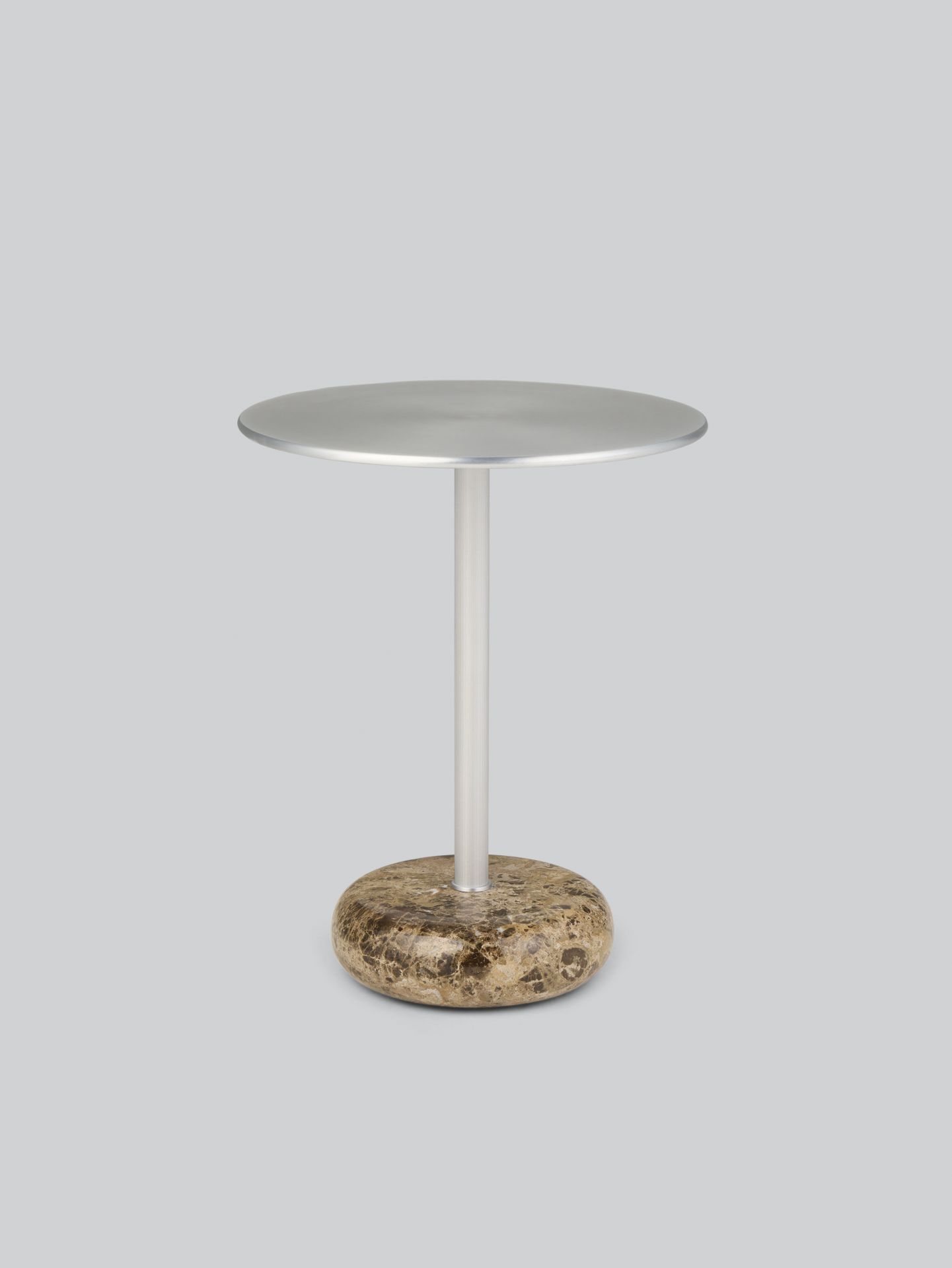 Northern Ton Beistelltisch H50cm mit runder Tischplatte und Marmorfuß, moderne Wohnzimmermöbel.