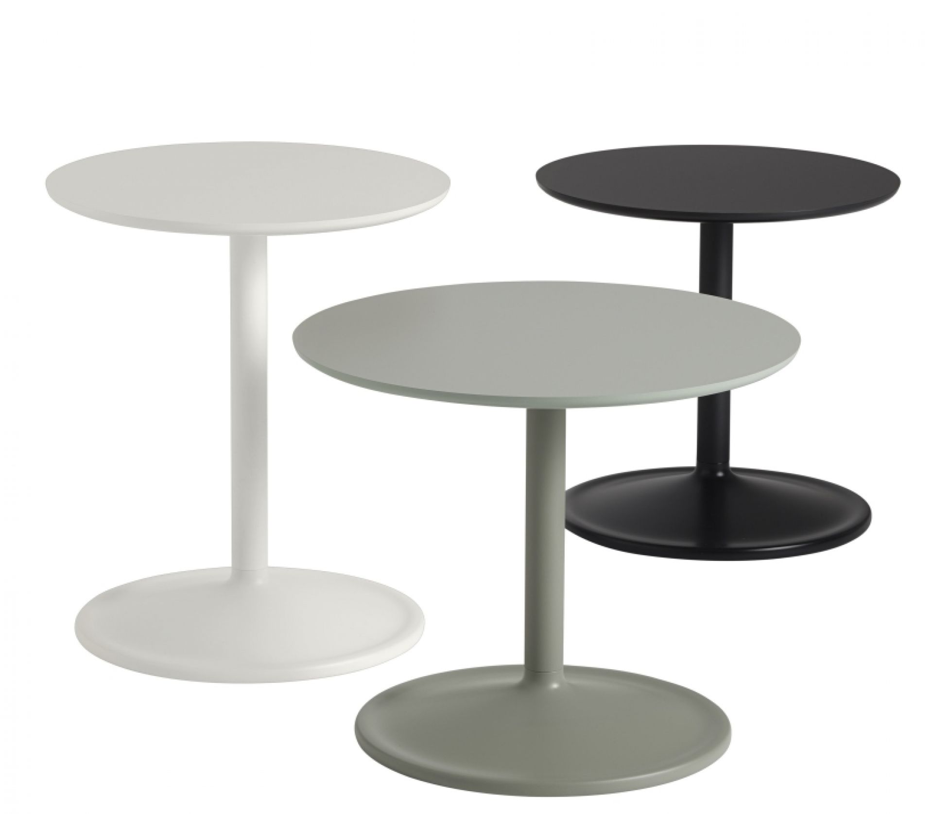 Muuto Soft Side Table Beistelltisch in Weiß, Grau und Schwarz auf weißem Hintergrund. Runde Tischplatten.