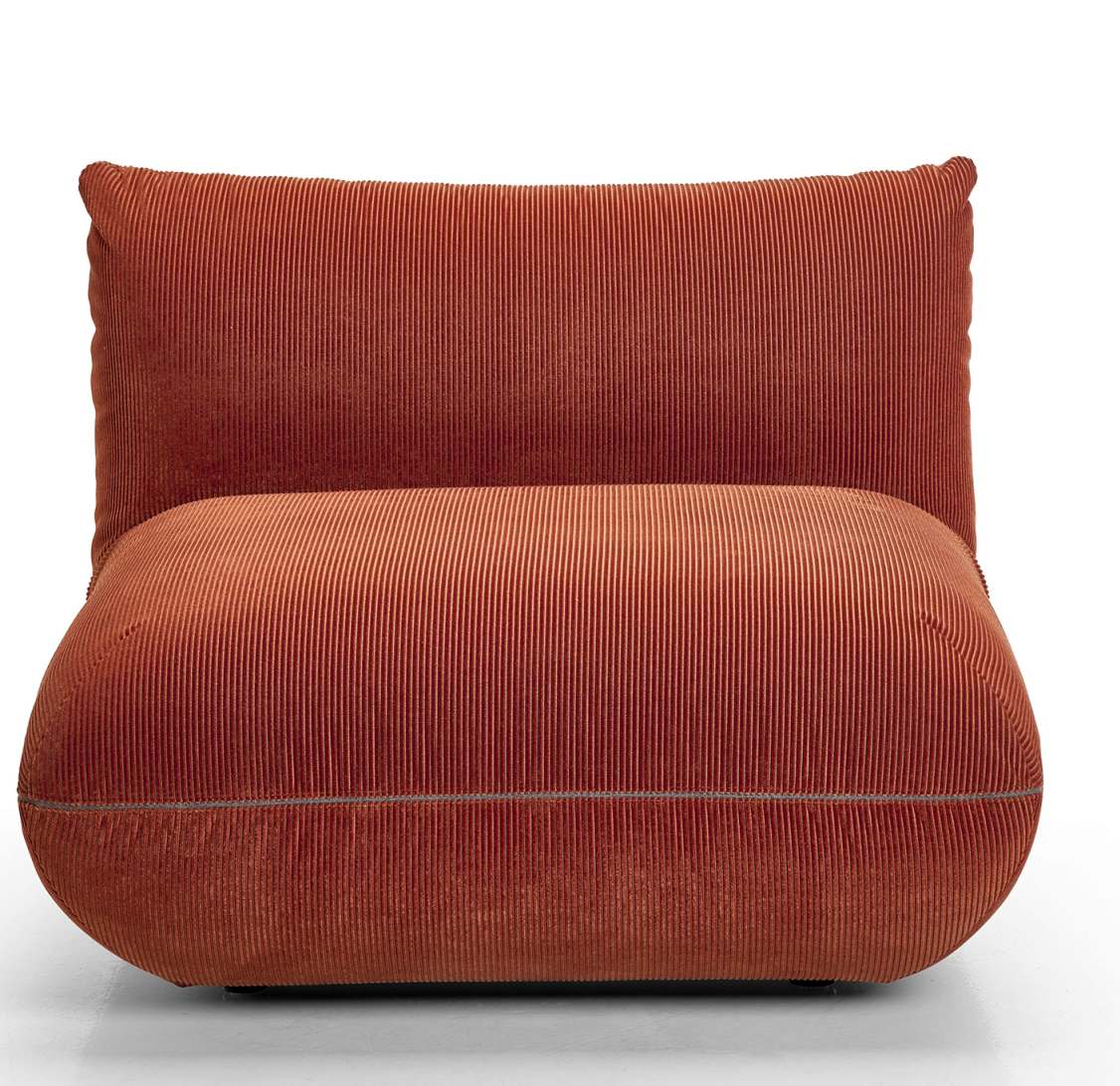 Nahaufnahme des Jalis21 Modulsofas von Cor, ohne Armlehnen, in geripptem, rotem Stoff.