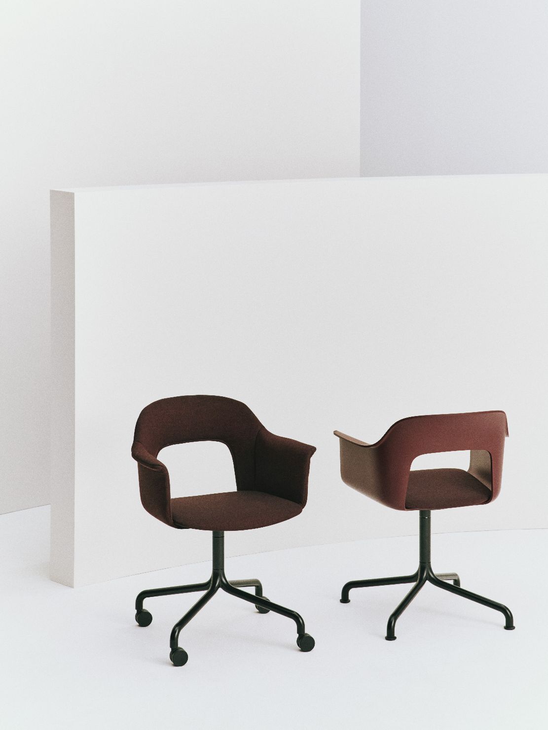 Layout fauteuil 264 met armleuningen van Hay