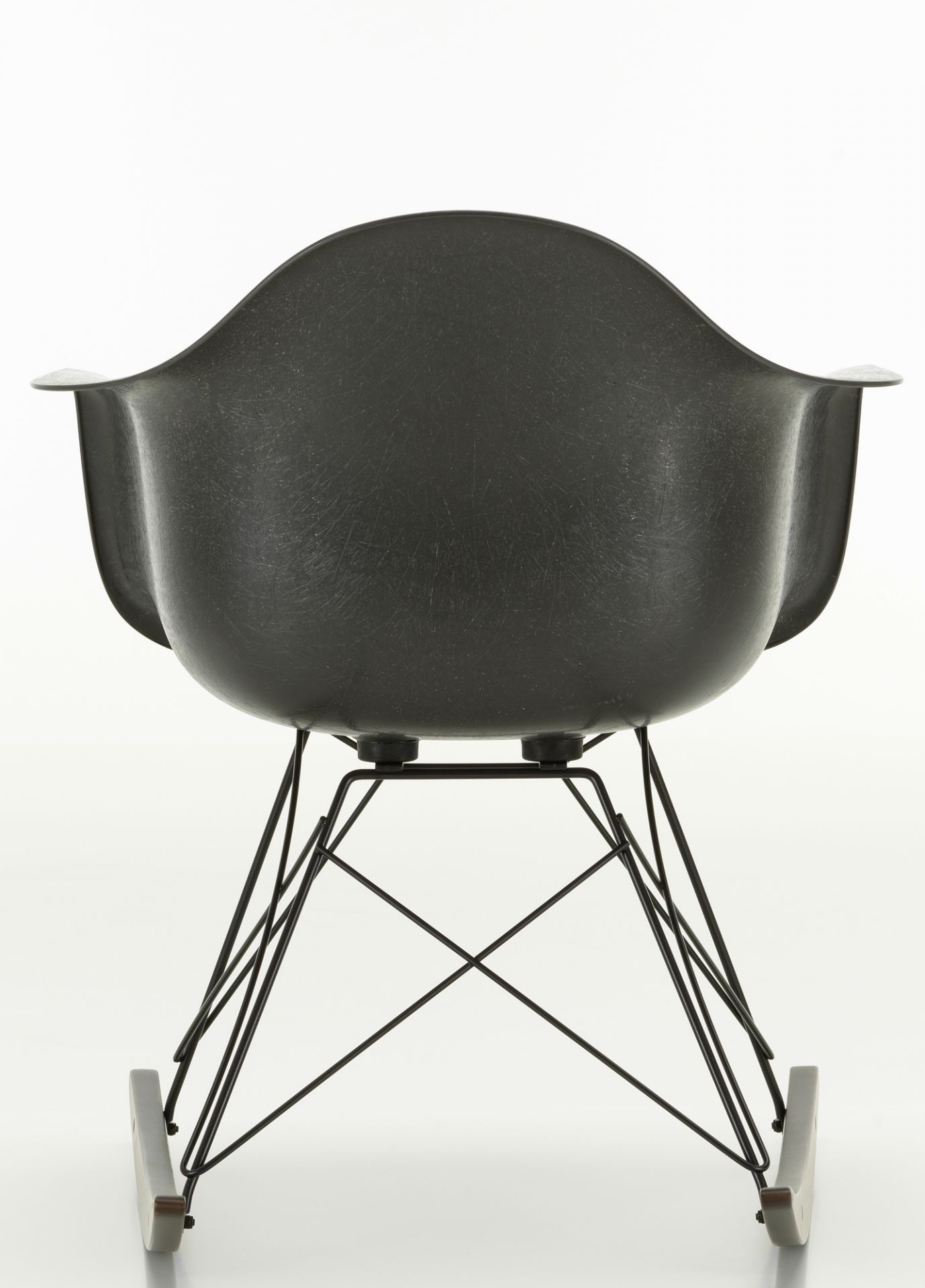 Rückansicht des Eames RAR Schaukelstuhls von Vitra mit schwarzer Fiberglas-Sitzschale und Kufengestell.