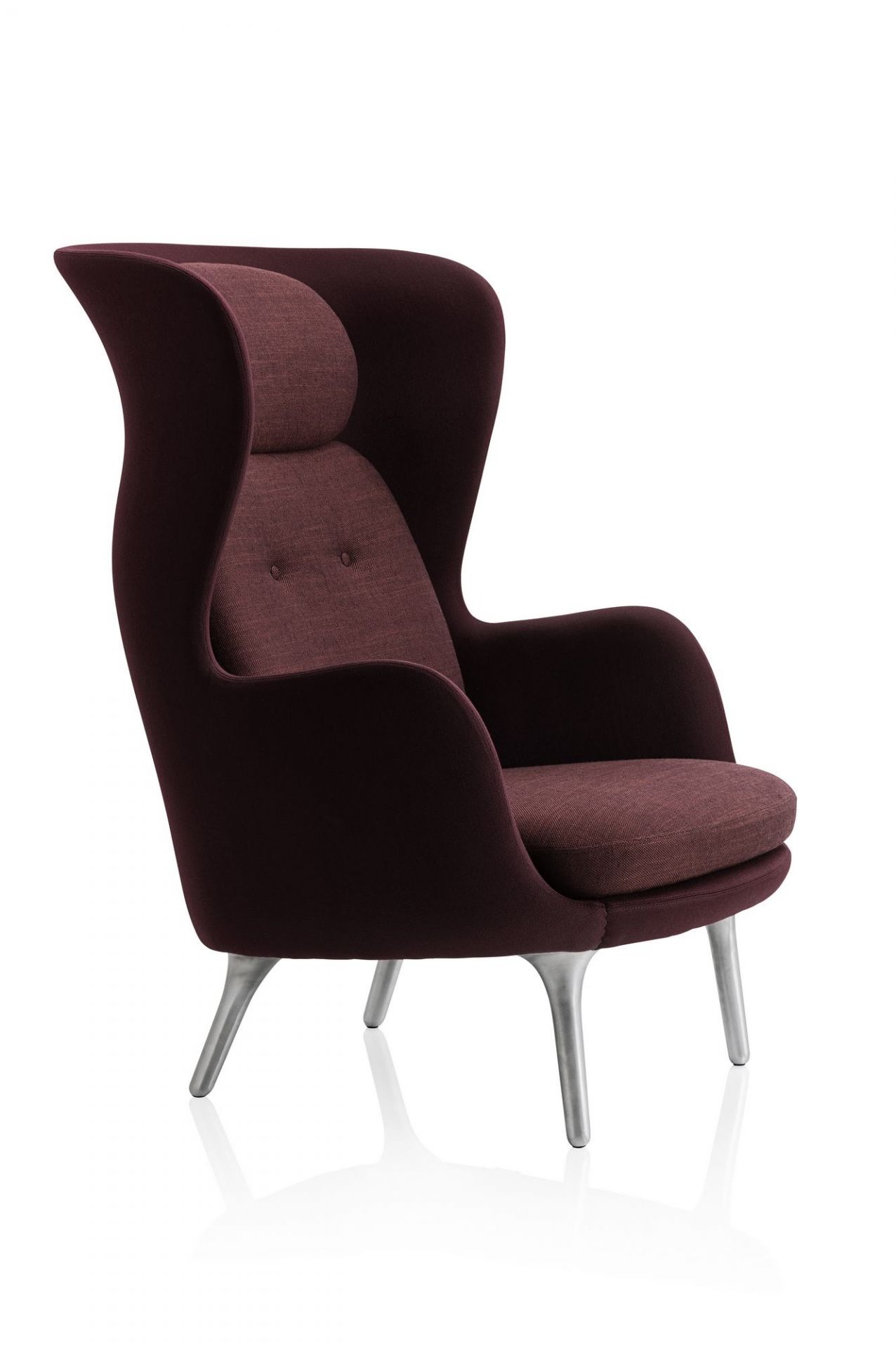 Nahaufnahme des Fritz Hansen Ro Sessels aus Aluminium in Pflaume auf weißem Hintergrund.