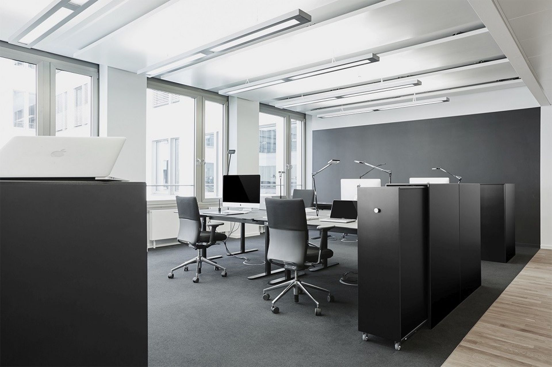 Modernes Büro mit schwarzem Montana Cargo Modul 80 Schrank-System zur Aufbewahrung und als Raumteiler.