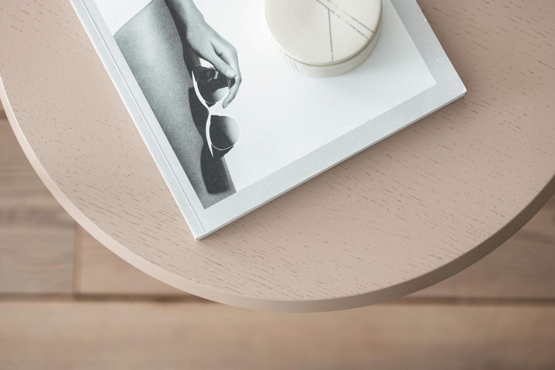 Nahaufnahme des Schönbuch Amanita Beistelltisches in Beige mit Buch und Dose.