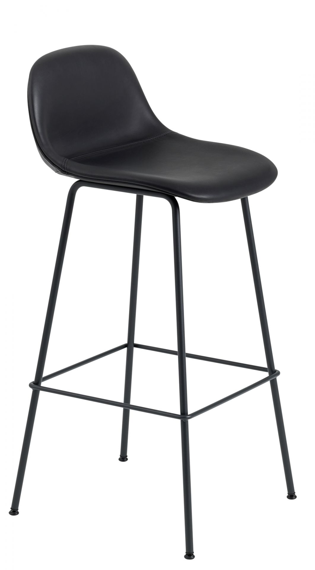 Schwarzer Fiber Counter Stool Barhocker von Muuto mit Rückenlehne und schwarzem Metallgestell.