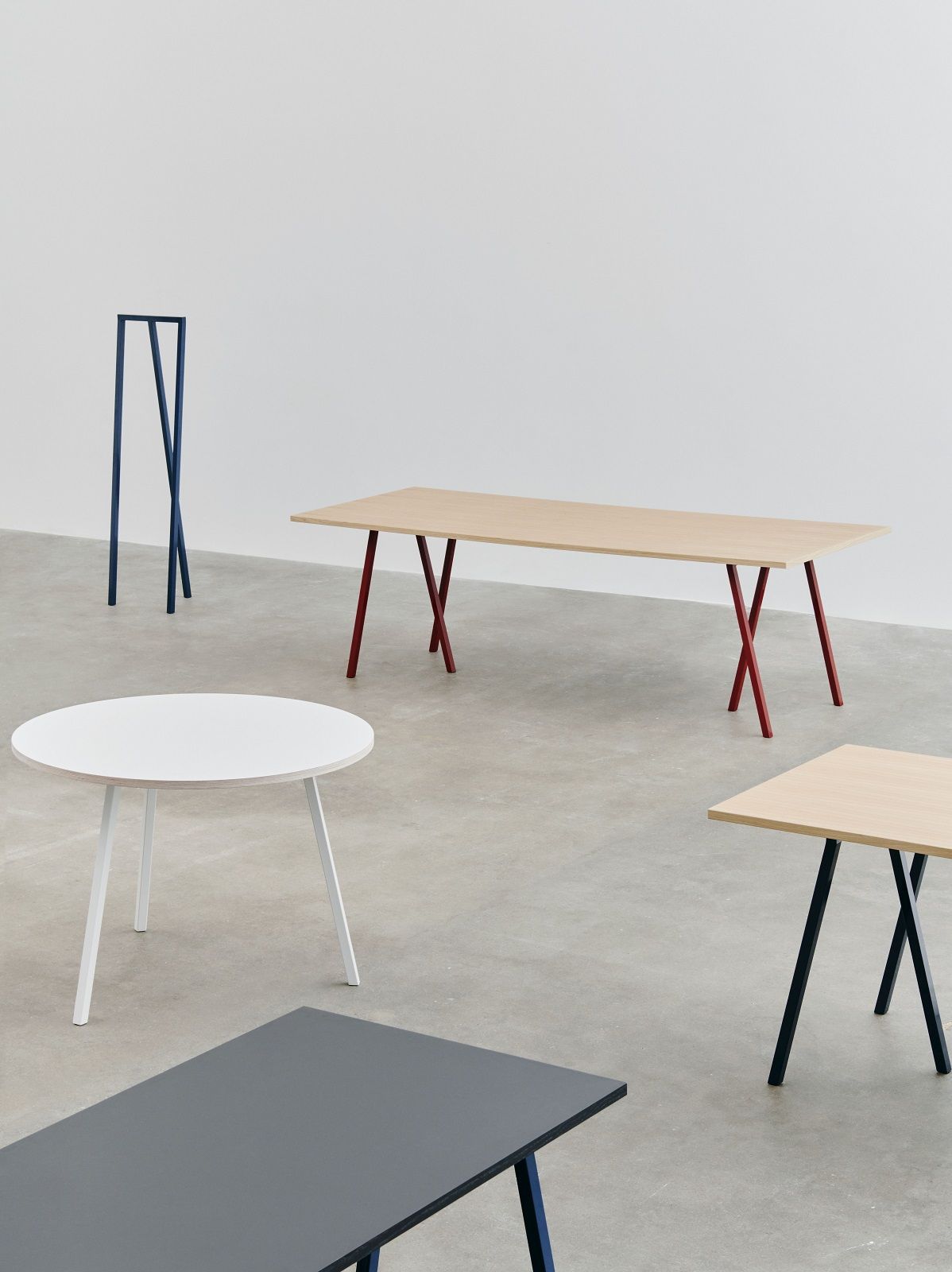 Hay Loop Stand Table 160: Esstisch mit farbigen Beinen und verschiedenen Tischvarianten im Raum.