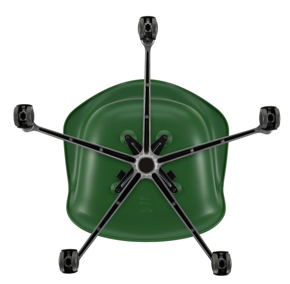 Ansicht von unten des grünen Vitra Eames Plastic Arm Chair PACC Stuhls mit Rollen und schwarzem Gestell.