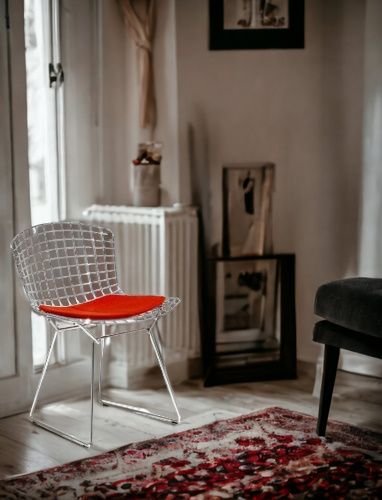 Bertoia Stuhl mit rotem Sitzkissen von Knoll International, Drahtstuhl Designklassiker für Wohnzimmer.