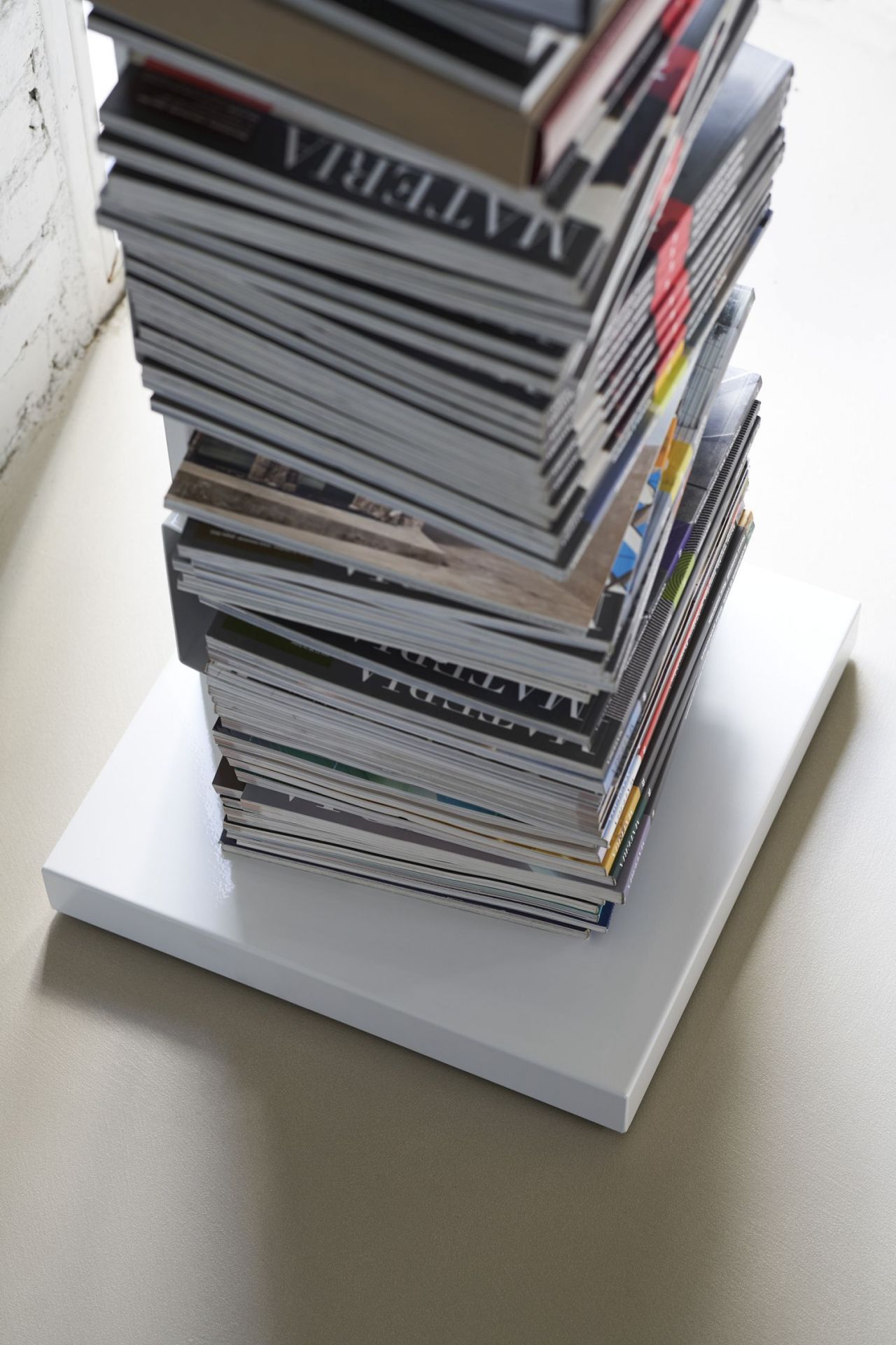 Stapel Zeitschriften auf dem Ptolomeo Bücherregal von Opinion Ciatti, modernes Design Bücherregal.