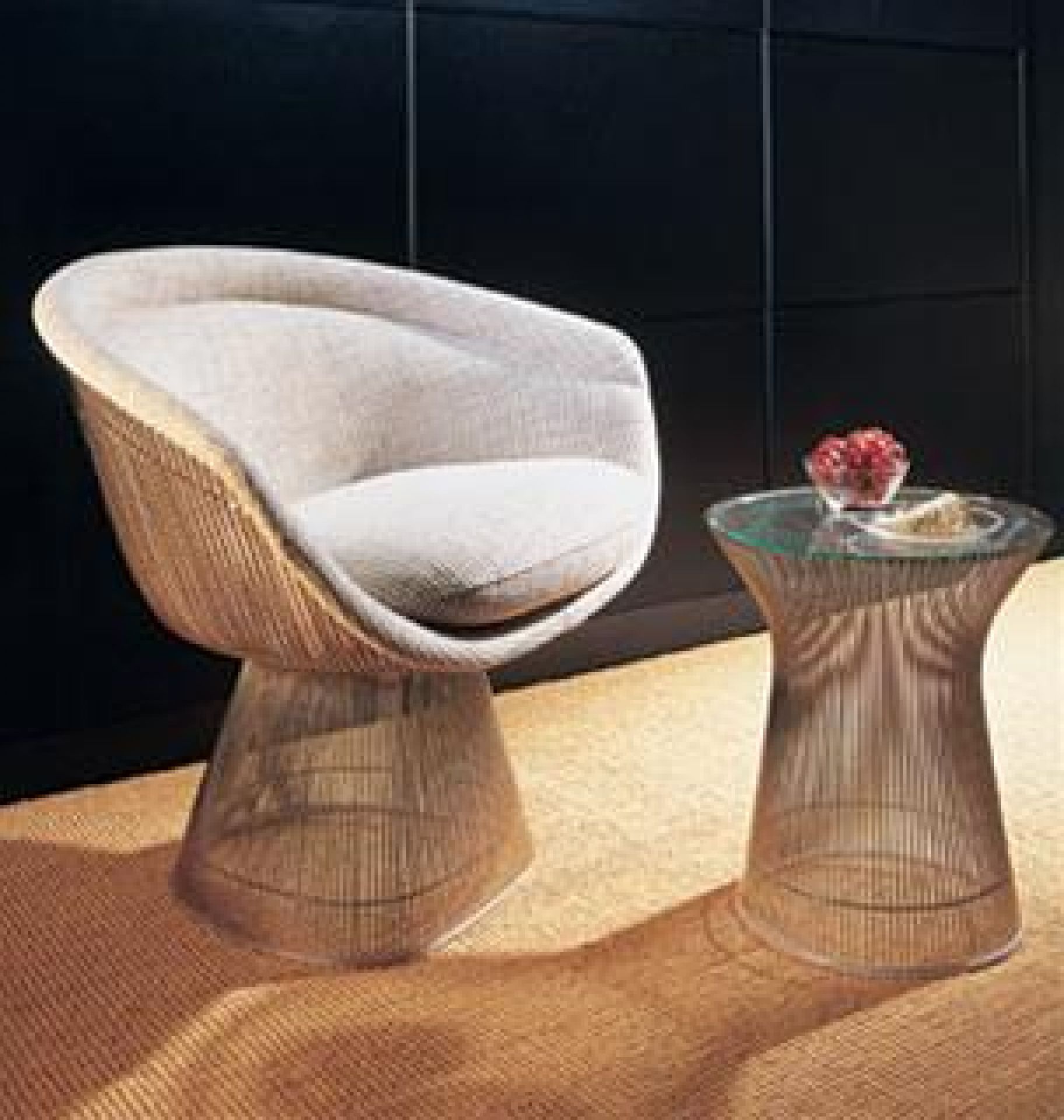 Beiger Platner Sessel von Knoll International neben passendem Beistelltisch mit Glasplatte. Designklassiker.