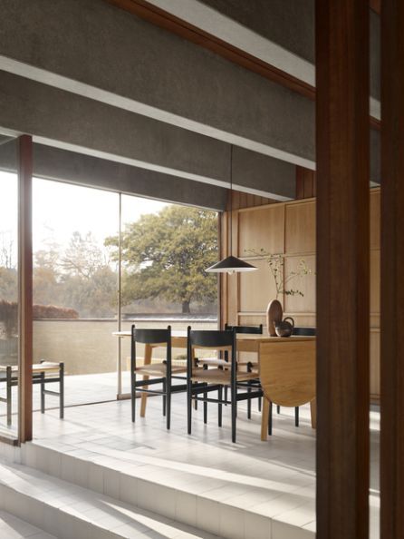 Esszimmer mit Carl Hansen & Søn Pendelleuchte BT1001, skandinavisches Design, Hängeleuchte über Esstisch.