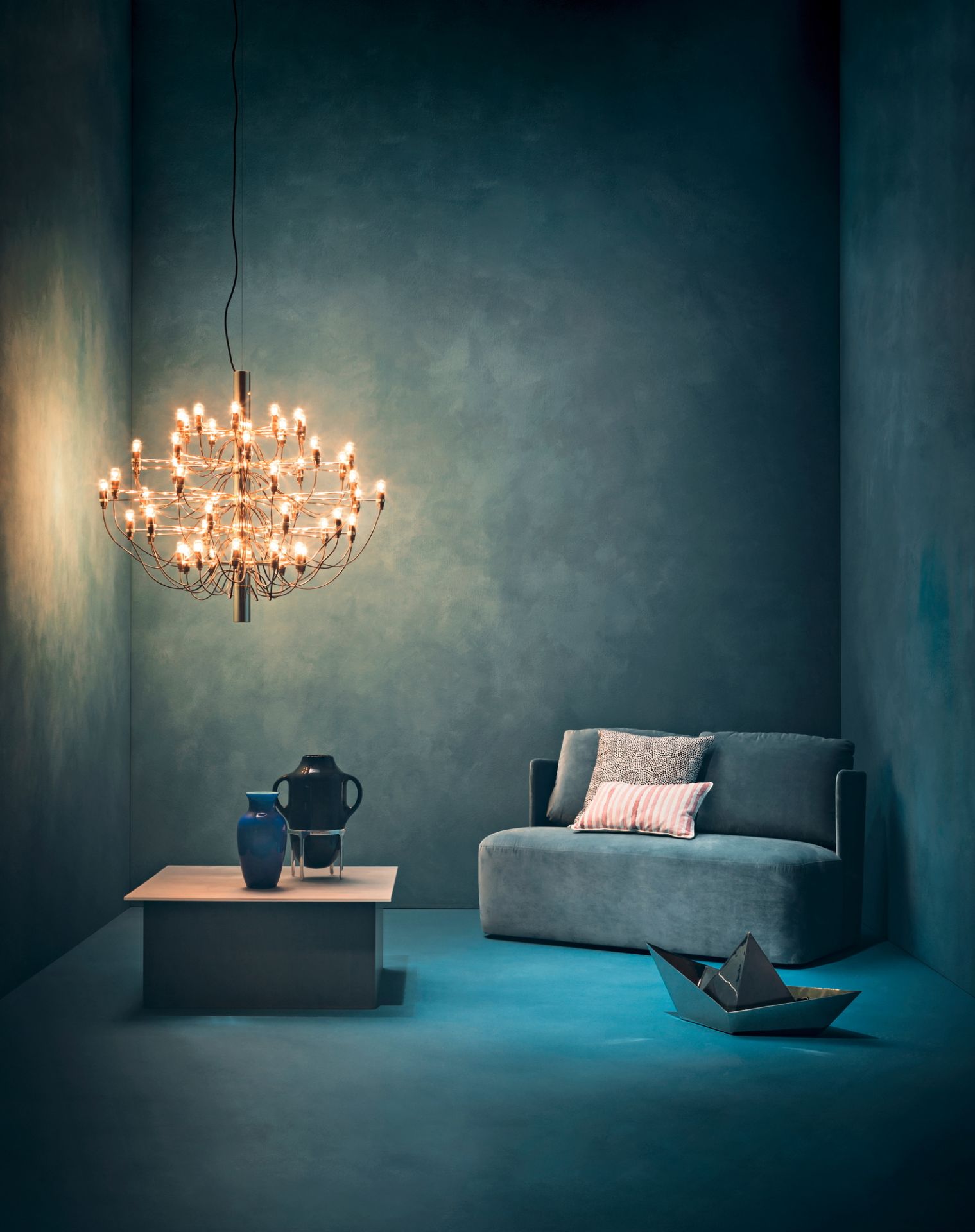 Flos 2097/30 LED Kronleuchter in Weiß mit mattierten Glühbirnen, modernes Design für Wohnzimmer.