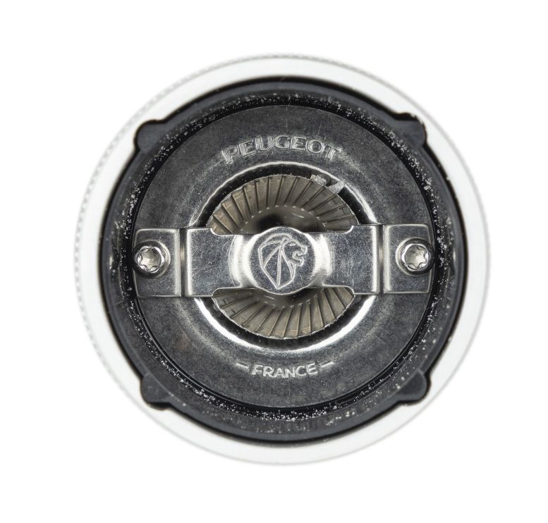 Detailaufnahme des Mahlwerks der Peugeot Line Salzmühle aus Aluminium und Naturholz, hochwertige Küchenmühle.