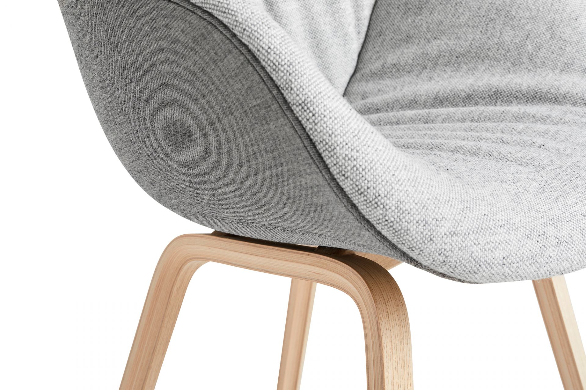 Detailaufnahme des Hay About a Chair AAC123 Soft Stuhls mit grauem Stoffbezug und Holzgestell.
