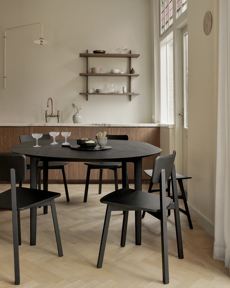 Bok Esstisch ausziehbar rund Eiche schwarz von Ethnicraft mit Stühlen in modernem Esszimmer.