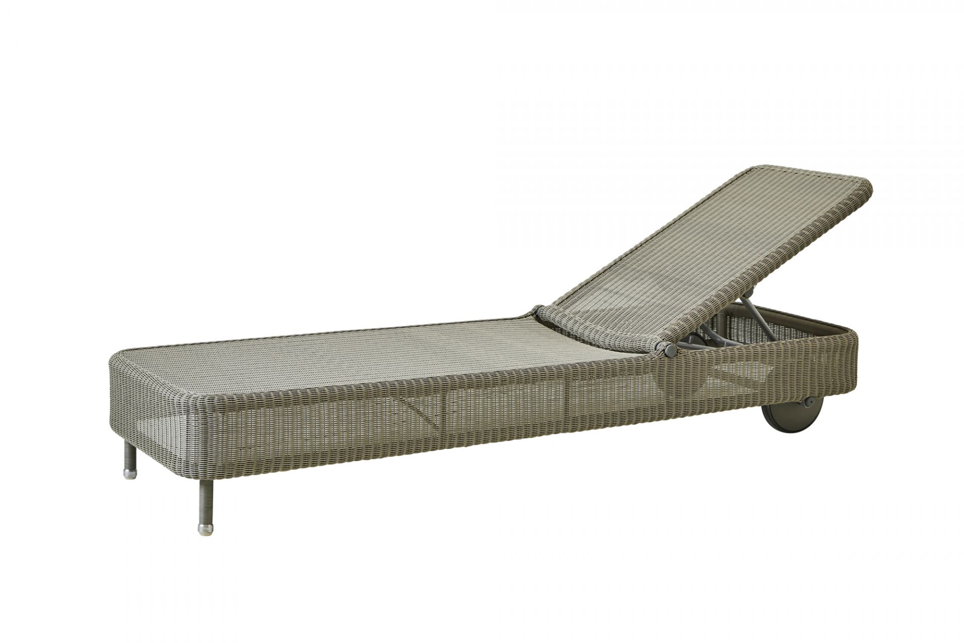 Presley Sonnenliege von Cane-Line in Taupe: Moderne Outdoor Liege mit verstellbarer Rückenlehne und Rädern.