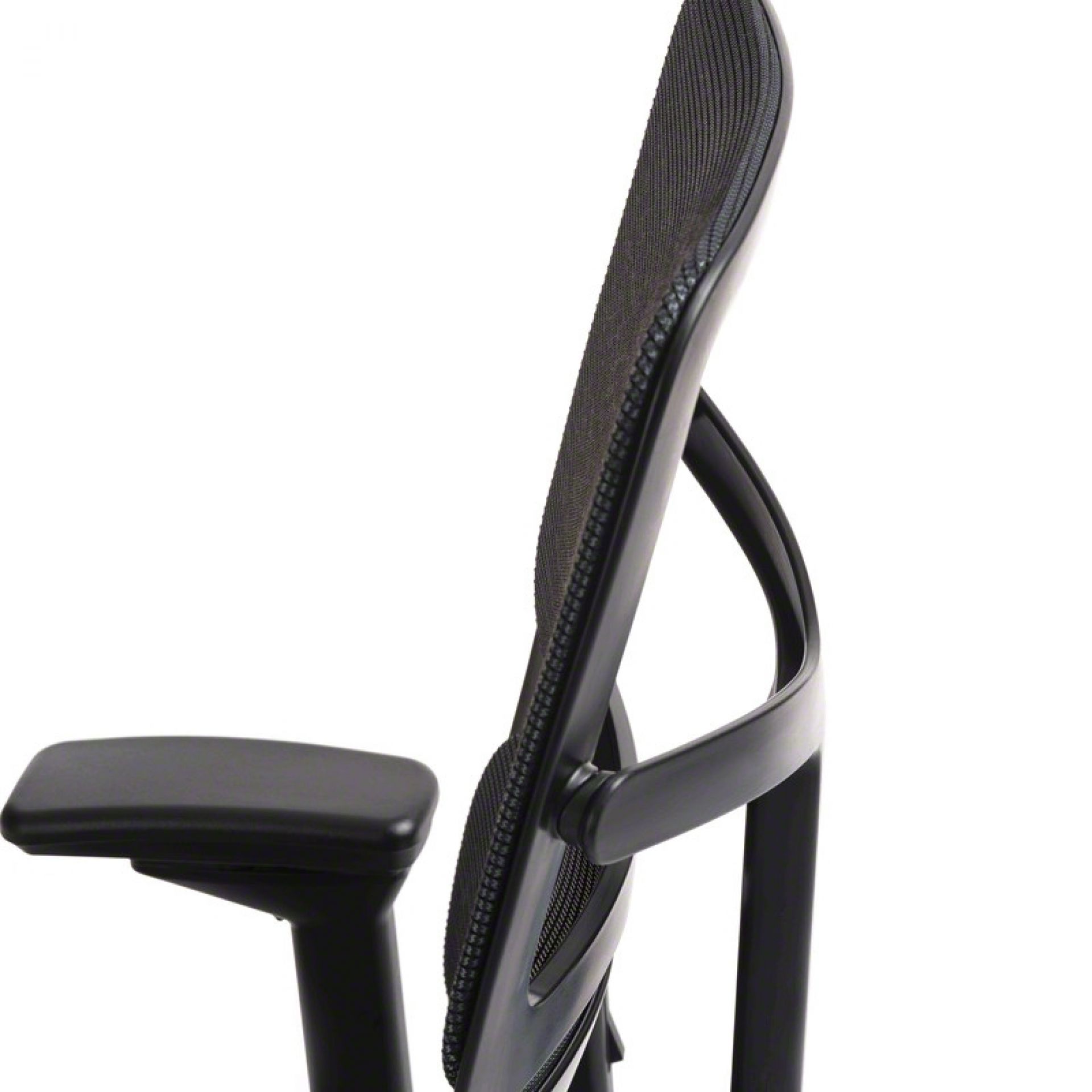 Detailaufnahme des Steelcase Please Air Bürostuhls mit schwarzem Netzrücken und Armlehne.