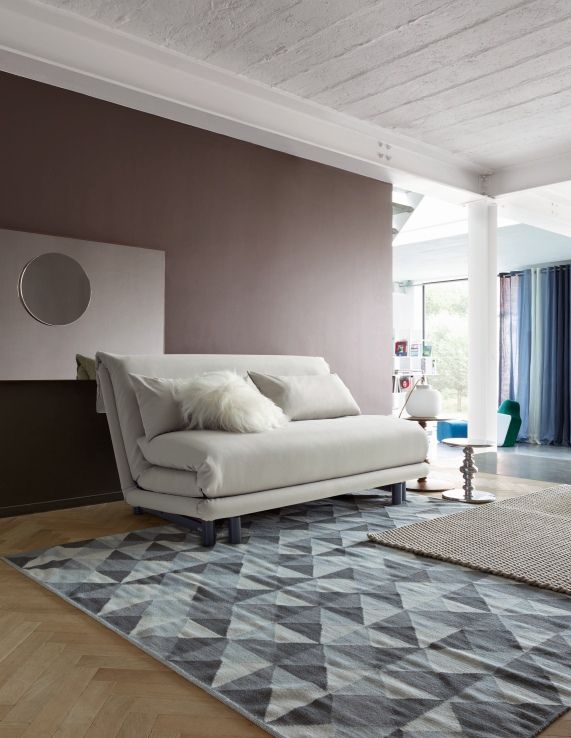 Helles Multy First Schlafsofa mit Keilkissen von ligne roset, 3-Sitzer, im modernen Wohnzimmer.