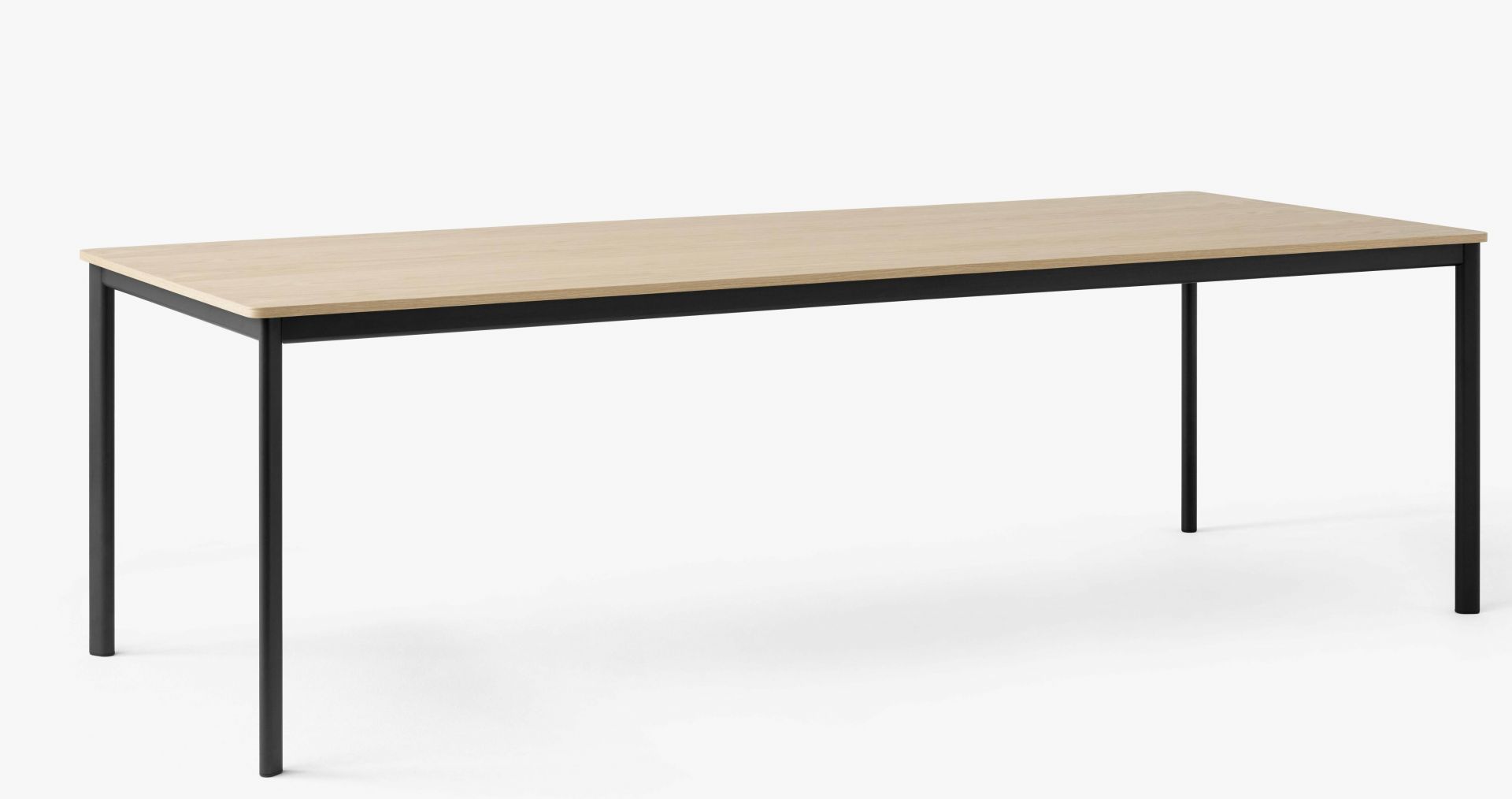 AndTradition Drip Table HW58 mit heller Tischplatte und schwarzem Metallgestell für Büro und Wohnbereich.