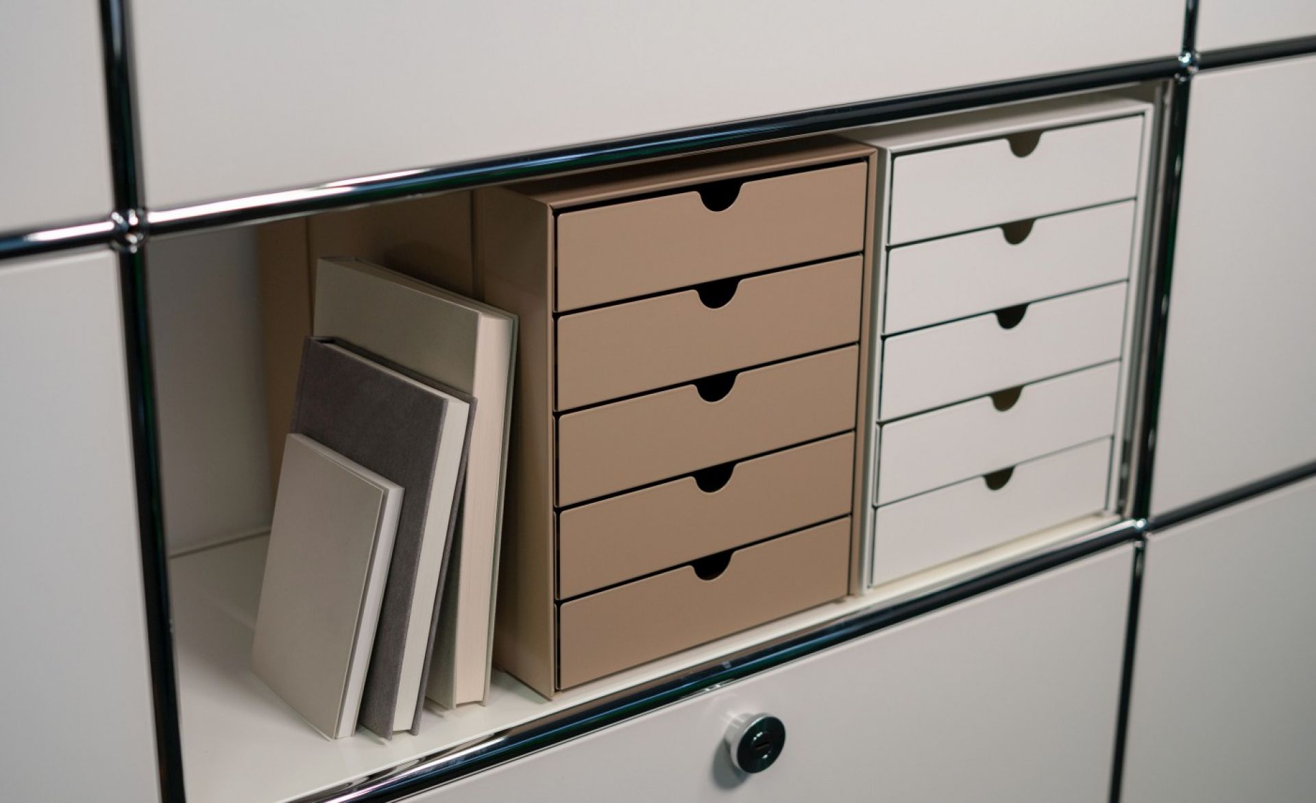USM Haller Inos K1-kastenset C4 met 5 gesloten bakken Home Office Goudgeel