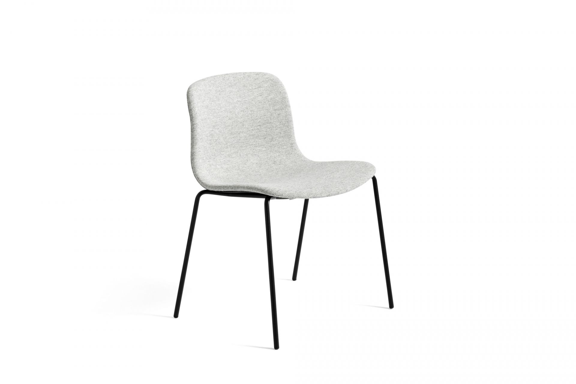 About a Chair AAC17 Stuhl von Hay mit grauem Stoffbezug und schwarzem Metallgestell.